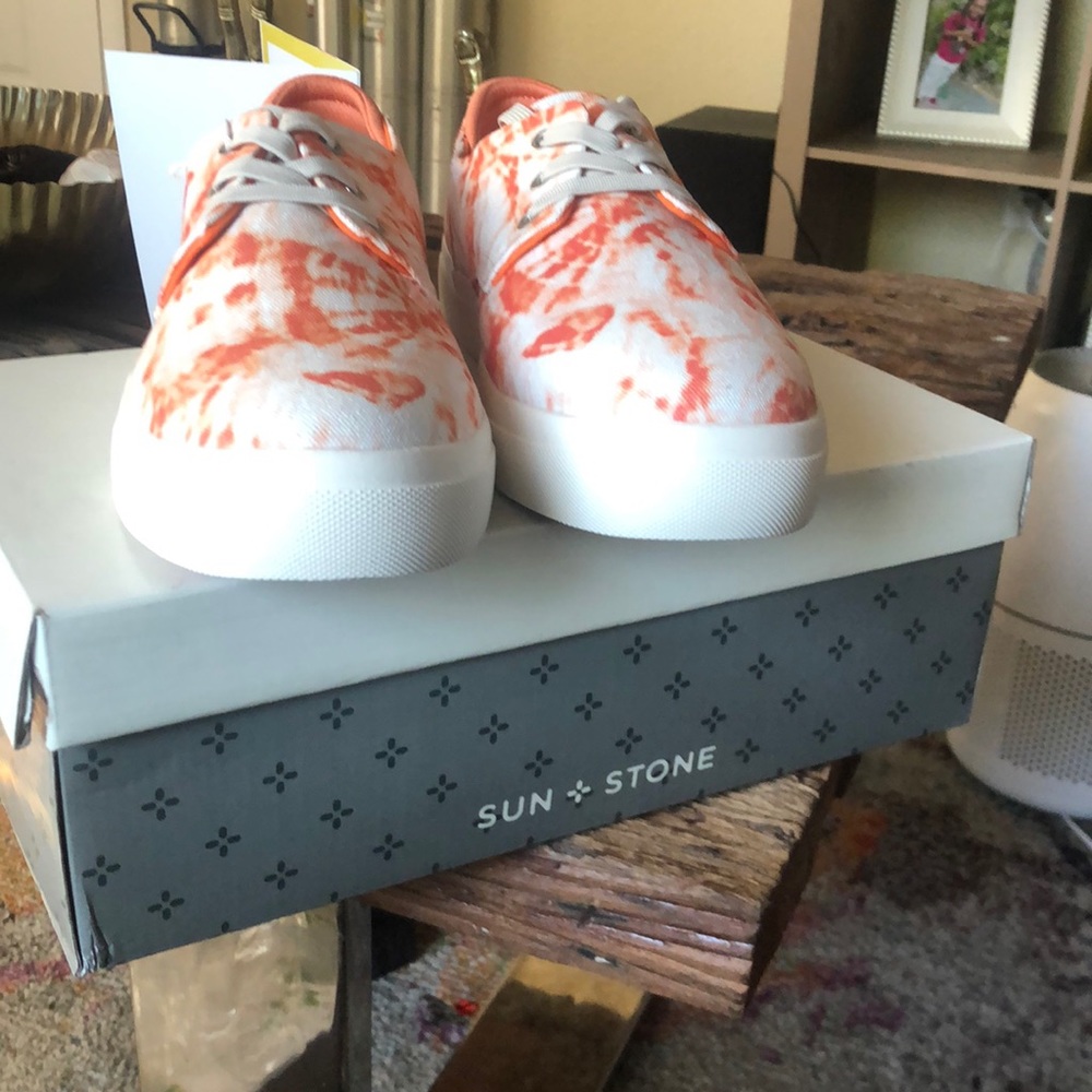 Tennis shoes